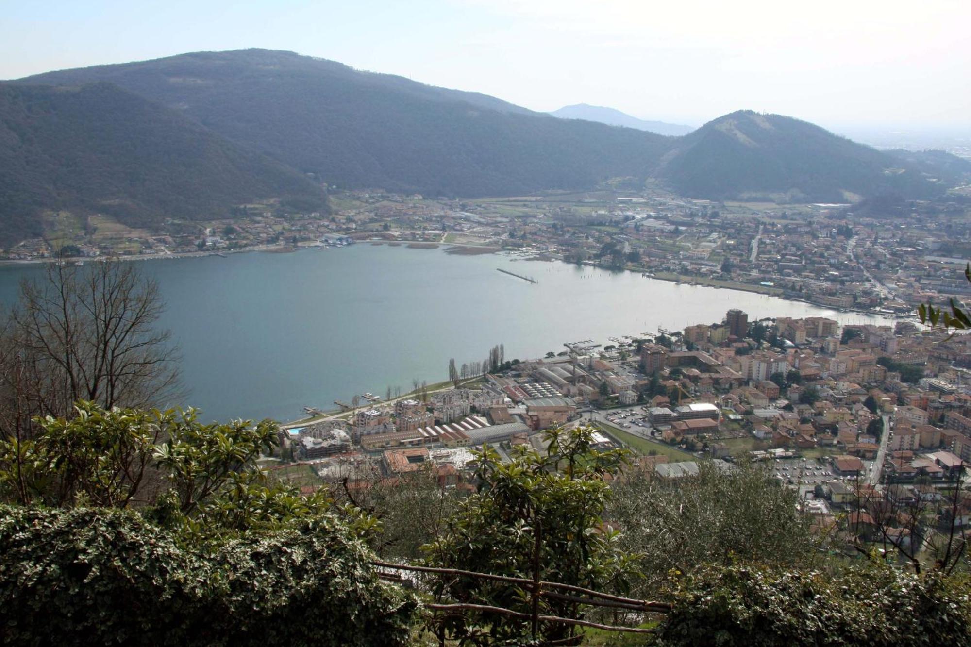 Bed And Breakfast Centrostorico Sarnico Bagian luar foto