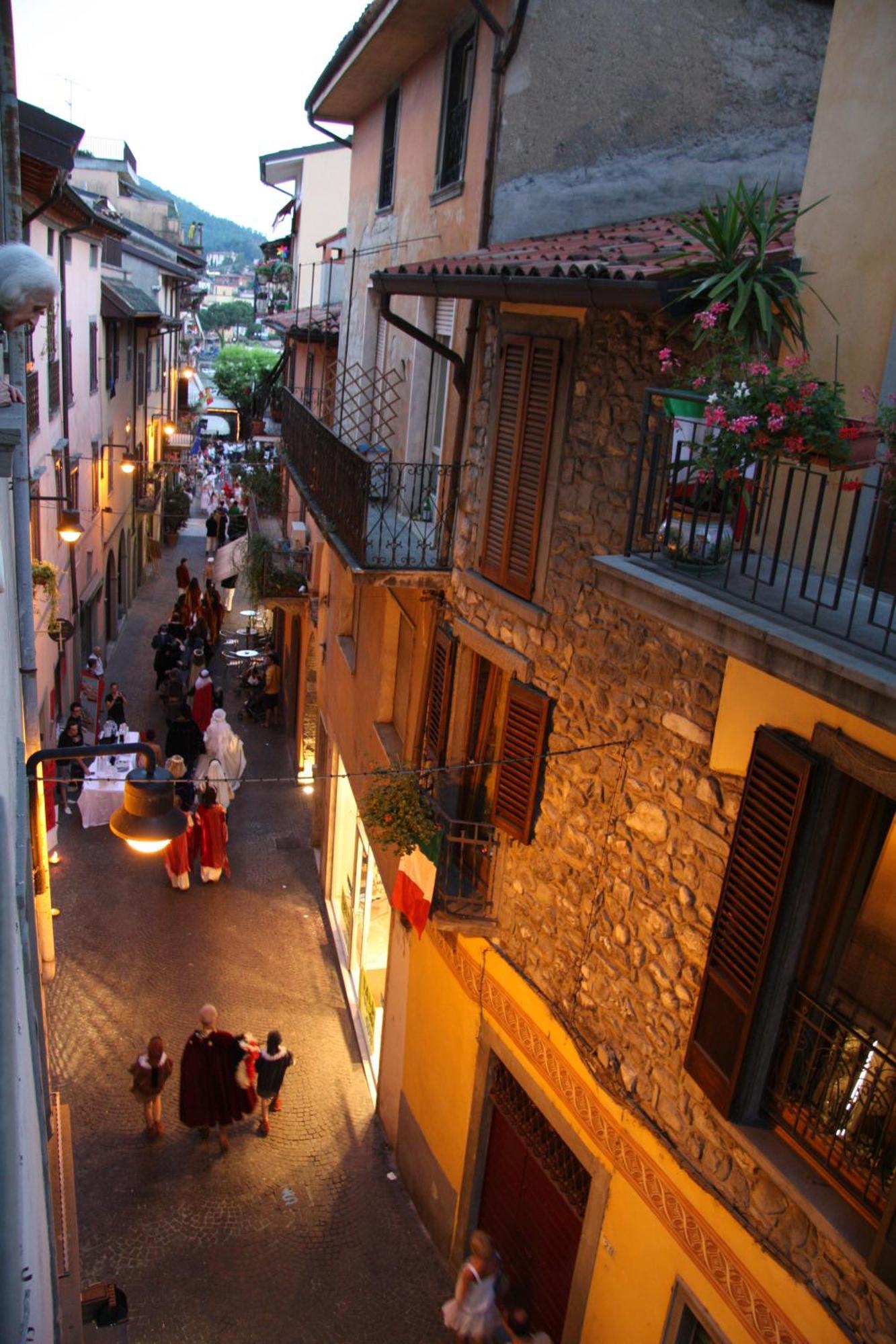 Bed And Breakfast Centrostorico Sarnico Bagian luar foto