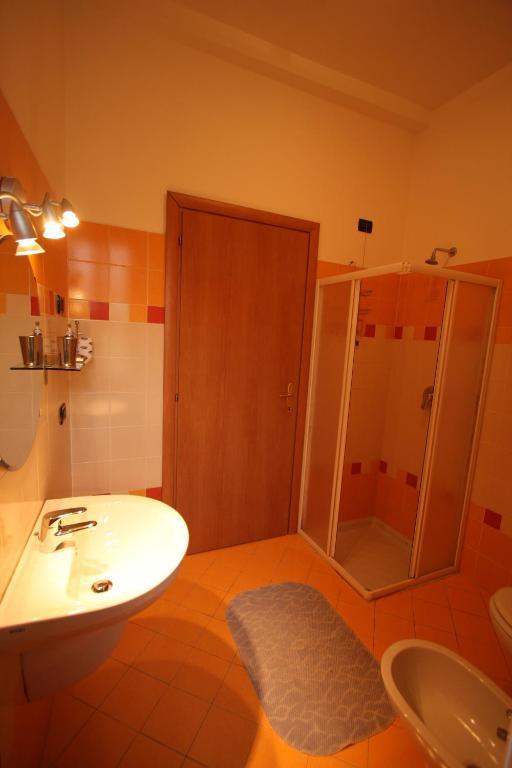 Bed And Breakfast Centrostorico Sarnico Bagian luar foto